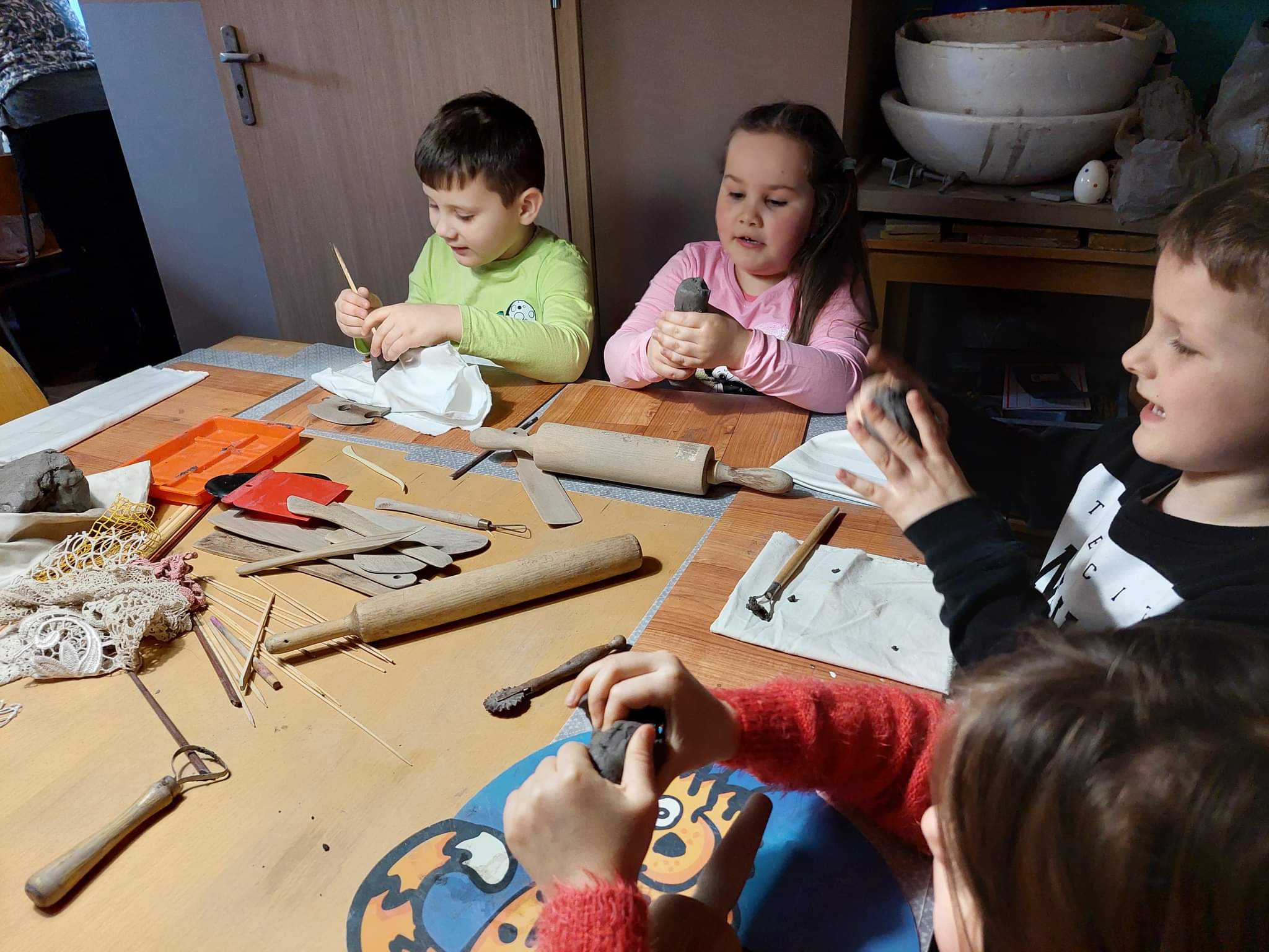 Nieśmiałki i Wesołki w pracowni ceramicznej